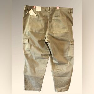 NWT Universal Thread Boyfriend Light Olive Cargo pants Women’s sz 22W Stretch‎